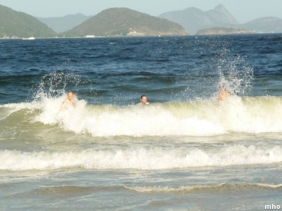 Beim Planschen an unserem Privatstrand im Militärgelände der Fortaleza São Jõao in Urca, am Fusse des Zuckerhuts