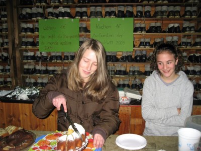 Um ihre Reise zur Schul-WM nach Spanien zu finanzieren, verkauften unsere ARDOC-Damen Kuchen...