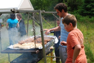 Ardoc- und Grillmeister 2009 Christian mit seinen Gehilfen