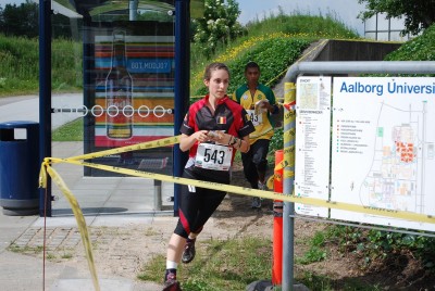 Elisabeth auf dem nicht ungefährlichen Weg zum Startposten - mehrere Läufer stürzten dort.