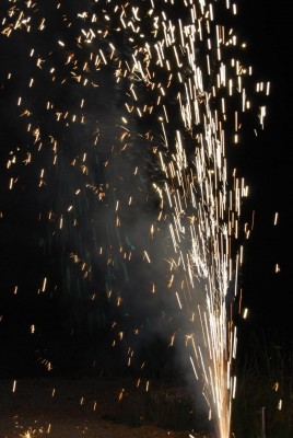 Mit einem Feuerwerk und ...