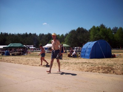 Heini startklar für seinen Streich, man beachte den Schuh in seiner rechten Hand, voll mit Sand gefüllt :D